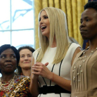 Ivanka Trump presenta su programa de ayuda a mujeres en el Despacho Oval de la Casa Blanca.-REUTERS