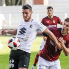 Adrián Cruz controla el balón en el choque que el Burgos disputó ante el Pontevedra.-SANTI OTERO