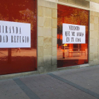 Varios carteles colocados en la ciudad muestran la implicación ciudadana en este tema.-E. M.