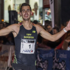 Dani Arce (New Balance) celebra la victoria conseguida en la línea de meta de la San Silvestre Cidiana 2015.-SANTI OTERO