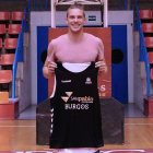 Peciukevicius posa con la nueva camiseta de entrenamiento del SanPablo Burgos, ayer, en El Plantío.-MARÍA GONZÁLEZ / SPB