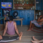 Aficionados brasileños siguen por televisión el Brasil-Serbia desde Sao Raimundo do Jaragua, en Amazonas.-MAURO PIMENTEL