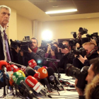 Ángel María Villar posa para los fotógrafos antes de ofrecer una rueda de prensa este lunes.-JOSÉ LUIS ROCA