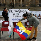 Partidarios del acuerdo de paz, frente al Congreso colombiano, en Bogotá.-REUTERS / JOHN VIZCAÍNO