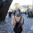 Una de las redactoras de ‘Aves Migratorias’, en la plaza de Monastiraki (Atenas).-PARASTOU HOSSAINI