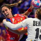 Mireya González lanza ante la alemana Julia Behnke. /-AFP / JEAN-CHRISTOPHE VERHAEGEN