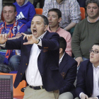 Andreu Casadevall da instrucciones a sus jugadores durante el partido de ayer.-SANTI OTERO