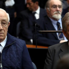 Jorge Acosta (izquierda) y Alfredo Astiz, rodeados de otros miembros de la antigua ESMA, esperan la lectura del veredicto, en Buenos Aires, el 29 de noviembre.-REUTERS / MARCOS BRINDICCI