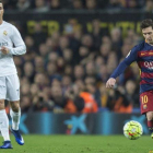 Cristiano Ronaldo y Messi, en el último clásico disputado en el Camp Nou, en abril pasado.-JORDI COTRINA