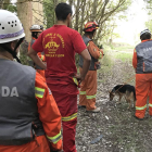 Miembros del GREM y de la asociación de perros de búsqueda deCánada, durante un entrenamiento.-GREM