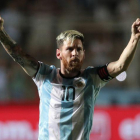 Messi celebra el gol que ha anotado frente a Colombia.-EFE / NICOLAS AGUILERA