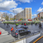 Los ciclistas dieron vueltas a la Plaza de España provocando cortes en el tráfico. ISRAEL L. MURILLO