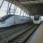 Un AVE de la serie 106 de Talgo y un Alvia en la estación Rosa Manzano, en vísperas del viaje inaugural. T. ALONSO