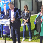 Lacalle, acompañado por miembros de la candidatura ayer en el centro civíco GamonalNorte.-ISRAEL L. MURILLO