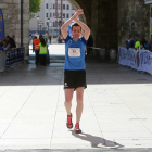 Diego Gallego festeja la consecución del triunfo en la IV Media Maratón Burgos Bulevar-Raúl G. Ochoa