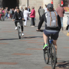 Peatones y ciclistas cruzan el puente de Santa María.-ISRAEL L. MURILLO