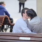 Dos jóvenes en un banco en un parque de la capital burgalesa.-ISRAEL L. MURILLO