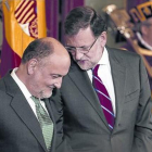 Rajoy hace un comentario a Francisco Pérez de los Cobos, presidente del TC.-AGUSTÍN CATALÁN