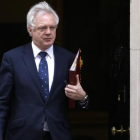 Davis sale de una reunión ministerial en el número 10 de Downing Street, en Londres, el 29 de marzo.-ALASTAIR GRANT