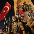 Soldados y partidarios del presidente Erdogán en la Plaza Taksim de Estambul.-AP / EMRAH GURAL