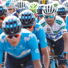 Alejandro Valverde, con el jersey blanco de la combinada, rodeado por sus compañeros del Movistar, durante la séptima etapa de la Vuelta. /-LA VUELTA / PHOTOGOMEZ SPORT