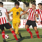 Soto conduce el balón.-SANTI OTERO