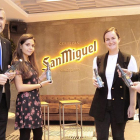 Sofía Sanz (segunda por la izquierda), ganadora del concurso 'La botella de San Miguel'.-ISRAEL L. MURILLO