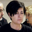 Alfonso Basterra y Rosario Porto, los dos principales acusados de la muerte de su hija Asunta Basterra, junto a la letrada de Basterra.-EFE / LAVANDEIRA