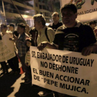Un grupo de simpatizantes apristas gritan arengas a favor del lider politico peruano Alan Garcia en los exteriores de la residencia del embajador de Uruguay en la ciudad de Lima  Peru.-EFE / ERNESTO ARIAS