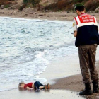 Un guardacostas turco se lleva el cuerpo sin vida de Aylan Kurdi, de tres años.-REUTERS