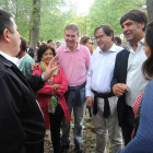 El presidente de la Hermandad de Peñas (izq.) charla con los populares.-ISRAEL L. MURILLO