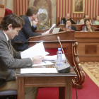 El secretario, Luis Alfonso Manero, se sienta a la derecha de Javier Lacalle en el Pleno municipal.-RAÚL G. OCHOA