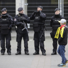 Agentes de policía armados, en los alrededores del estadio del Dortmund.-REUTERS / KAI PFAFFENBACH