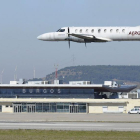 Un avión sobrevuela el aeropuerto de Villafría en Burgos.-ISRAEL L. MURILLO