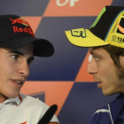 Marc Márquez y Valentino Rossi conversan en una conferencia de prensa.-MIRCO LAZZARI