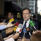 Rajoy atiende a los medios, el domingo, a su llegada al hotel donde se aloja en Nueva York.-EFE / MIGUEL RAJMIL