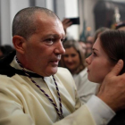 Antonio Banderas abraza a su hija, Estela del Carmen, antes de salir como penitente de Las Lágrimas. A la izquierda, la novia del actor, Nicole Kimpel.-/ REUTERS