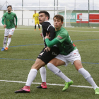 Adrián se dispone a recibir un balón presionado por un rival.-MORGAN / LA GACETA DE SALAMANCA