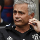 Mourinho, durante el encuentro entre el United y el Wigan.-REUTERS / LEE SMITH