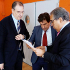 Jesús Martínez, presidente del CB Miraflores (centro), charla con los directivos del CB Tizona Miguel Ángel Benavente y Fernando Andrés.-D. A. L.