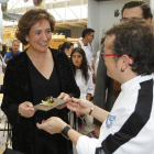 El cocinero José Luis García Rincón ofrece una tapa de productos burgaleses a Josefa Garcia Cirac.-J.M. LOSTAU