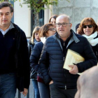 El director del colegio Mossèn Albert Vives, junto al director de los Serveis Territorials de Ensenyament en Lleida, Miquel Àngel Cullerés.-ACN / MARTA LLUVICH