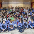 El delegado territorial de la Junta, Baudilio Fernández-Mardomingo, y el gerente de la Fundación Caja Rural de Burgos, Germán Martínez, recibieron a los escolares en la sede de la Junta.-SANTI OTERO