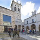 Un grupo de alumnos entra al Aula Magna de la Universidad de Burgos.-ISRAEL L. MURILLO