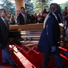 Llegada del ataúd con los restos de Aretha Franklin al Greater Grace Temple de Detroit, donde este viernes se celebra el funeral. /-REUTERS / MIKE SEGAR