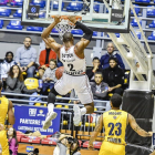 Sutton machaca el aro rival en un partido de esta temporada.-EUROCUP
