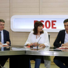 Jordi Sevilla y Micaela Navarro, junto a Pedro Sánchez, en la ejecutiva federal del PSOE, este lunes.-Foto: DAVID CASTRO