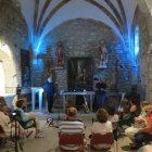 La iglesia de Leciñana, convertida en galería de arte, durante una actuación del grupo Laboratorio Klem-ARTECIÑANA