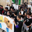 Los manifestantes, vestidos de negro, exhibieron pancartas para expresar su rechazo a la suspensión.-D. S. M.
