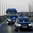 La selección española cruza el puente que le lleva de La Rochelle a la Isla de Re.-JuanJo Martin